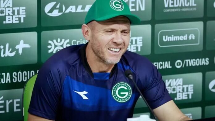 Técnico do Goiás reage ao ser chamado de “rei do acesso”